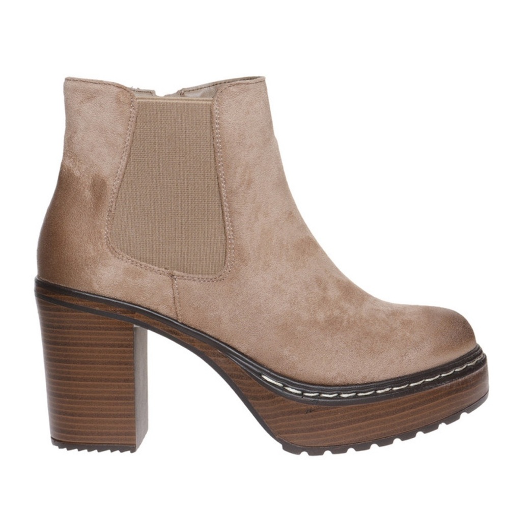 Brand NEW Pierre Dumas Beige Suede Booties